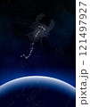 宙を駆けるさそり座（星座イラスト） 121497927