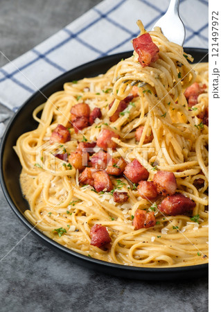 Spaghetti Carbonara with Bacon and Parmesan 121497972