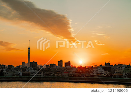 夕日に染まるスカイツリー 121498006