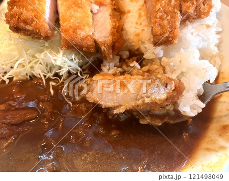 肉厚の豚カツが載ったカツカレー　とんかつ屋が作るカツカレー 121498049