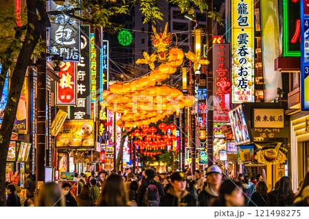 日本の横浜都市景観 2025春節燈花。観光客で賑わう夜の中華街大通りや龍のランタンを望む…新時代へ 121498275