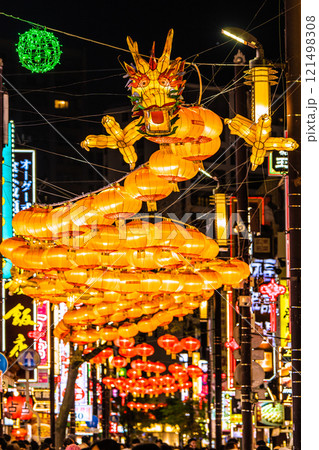 日本の横浜都市景観 2025春節燈花。夜の中華街大通りや龍のランタンなどを望む…新時代へ 日本の横浜都市景観 2025春節燈花。夜の中華街大通りや龍のランタンなどを望む…新時代へ 121498308