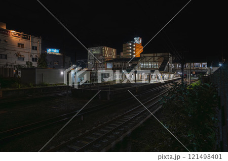 JR磐田駅を南側から見た夜のホームと線路の風景(静岡県) 121498401