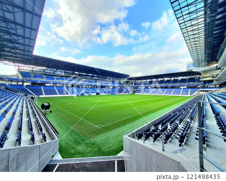 入場ゲート上から見た晴れの日のサッカースタジアム風景 入場ゲート上から見た晴れの日のサッカースタジアム風景 121498435