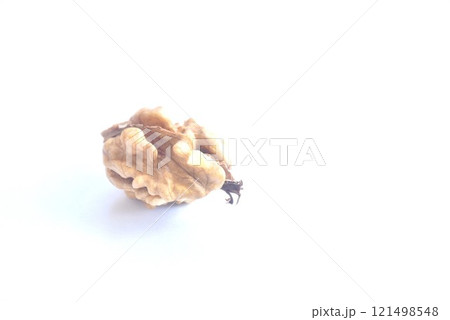baked crispy walnut peel out arranging on white background  121498548