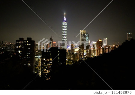 夜景・象山から台北市街地を臨む（台湾・台北市信義区） 121498979