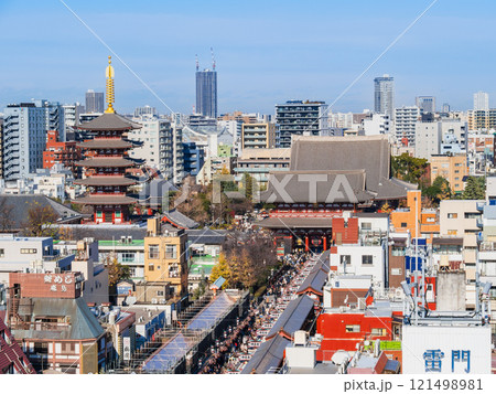 浅草寺　宝蔵門・五重塔と仲見世 121498981