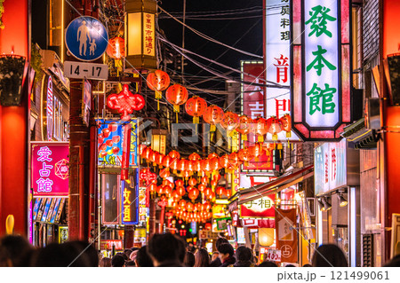 日本の横浜都市景観 年の瀬。夜の横浜中華街・市場通り。賑やかな赤提灯などが観光客らを出迎えてくれる 121499061