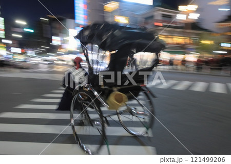 浅草を疾走する人力車 浅草を疾走する人力車 121499206