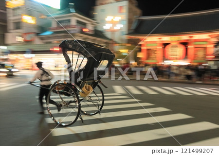 浅草を疾走する人力車 浅草を疾走する人力車 121499207