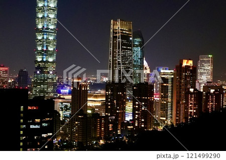 都市の風景・夜景「象山からの台北市街地を臨む」 121499290