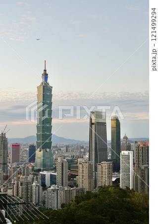 都市の風景・夕景「象山から台北市街地を臨む」 都市の風景・夕景「象山から台北市街地を臨む」 121499294