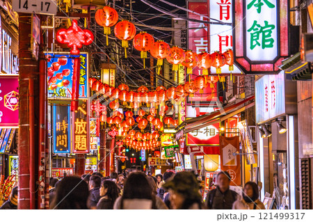 日本の横浜都市景観 年の瀬。夜の横浜中華街・市場通り。賑やかな赤提灯などが観光客らを出迎えてくれる 121499317