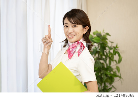 人差し指を立てて微笑むエステティシャン 121499369