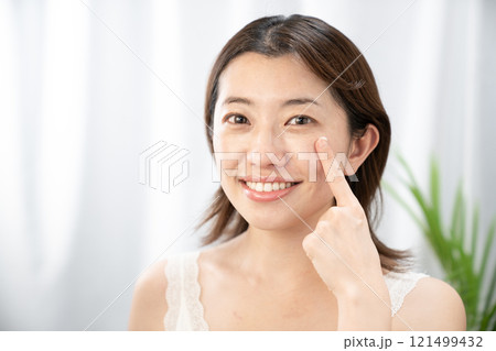 スキンケアをする女性 121499432