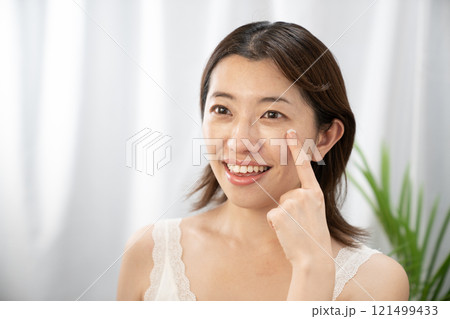スキンケアをする女性 121499433