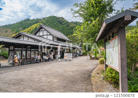 藤枝市にある道の駅 玉露の里と奥に見える山の風景(静岡県) 藤枝市にある道の駅 玉露の里と奥に見える山の風景(静岡県) 121500878