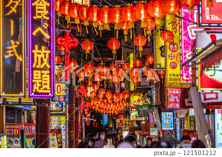 日本の横浜都市景観 夜の横浜中華街・市場通り。賑やかな赤提灯などが観光客らを出迎えてくれる 121501212