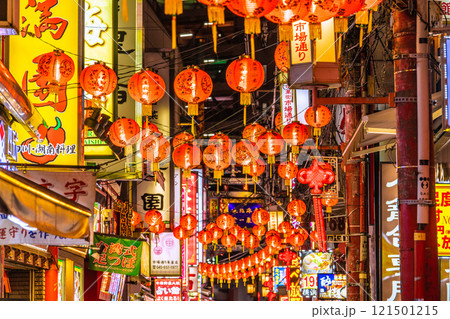 日本の横浜都市景観 夜の横浜中華街・市場通り。賑やかな赤提灯などが観光客らを出迎えてくれる 121501215