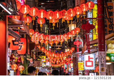 日本の横浜都市景観 夜の横浜中華街・市場通り。賑やかな赤提灯などが観光客らを出迎えてくれる 121501216