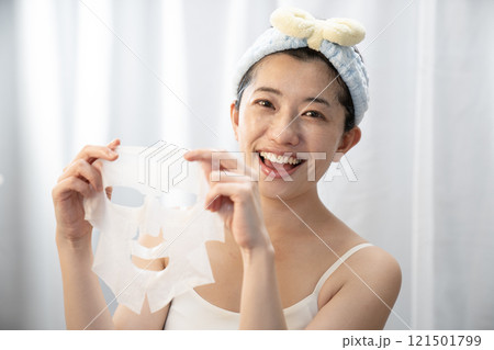 パックを持つ女性 121501799