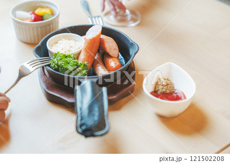 美味しそうなクラフトビールと豪華なおつまみ 撮影協力・月岡ブルワリー 美味しそうなクラフトビールと豪華なおつまみ 撮影協力・月岡ブルワリー 121502208