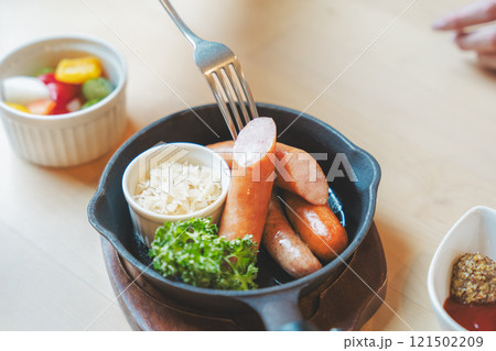 美味しそうなクラフトビールと豪華なおつまみ　撮影協力・月岡ブルワリー 121502209