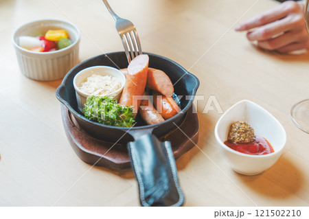 美味しそうなクラフトビールと豪華なおつまみ 撮影協力・月岡ブルワリー 美味しそうなクラフトビールと豪華なおつまみ 撮影協力・月岡ブルワリー 121502210