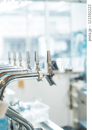 ブルワリー内のビールディスペンサー 撮影協力・月岡ブルワリー ブルワリー内のビールディスペンサー 撮影協力・月岡ブルワリー 121502223