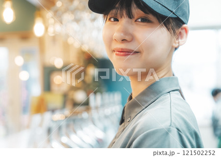 ビールグラスを拭く店員　撮影協力・月岡ブルワリー 121502252