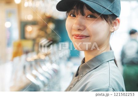 ビールグラスを拭く店員　撮影協力・月岡ブルワリー 121502253