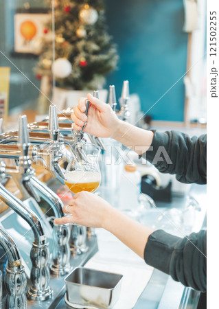 ディスペンサーからビールを注ぐ女性店員　撮影協力・月岡ブルワリー 121502255