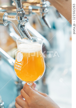 ディスペンサーからビールを注ぐ女性店員　撮影協力・月岡ブルワリー 121502263