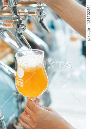 ディスペンサーからビールを注ぐ女性店員　撮影協力・月岡ブルワリー 121502264