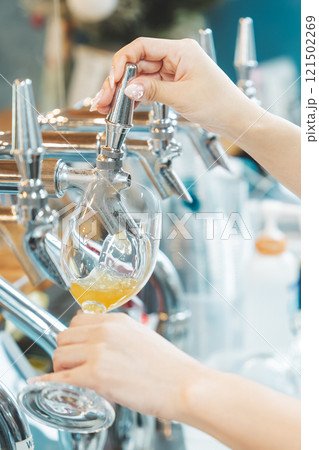 ディスペンサーからビールを注ぐ女性店員　撮影協力・月岡ブルワリー 121502269