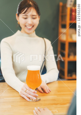 クラフトビールを味わう若い女性　撮影協力・月岡ブルワリー 121502280