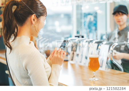 店員とコミュニケーションする若い女性 撮影協力・月岡ブルワリー 店員とコミュニケーションする若い女性 撮影協力・月岡ブルワリー 121502284