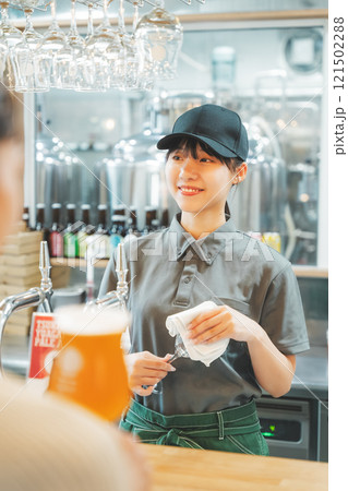 店員とコミュニケーションする若い女性 撮影協力・月岡ブルワリー 店員とコミュニケーションする若い女性 撮影協力・月岡ブルワリー 121502288
