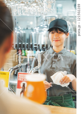 店員とコミュニケーションする若い女性 撮影協力・月岡ブルワリー 店員とコミュニケーションする若い女性 撮影協力・月岡ブルワリー 121502289