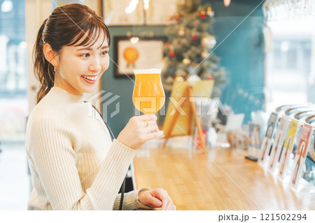 クラフトビールを味わう若い女性　撮影協力・月岡ブルワリー 121502294