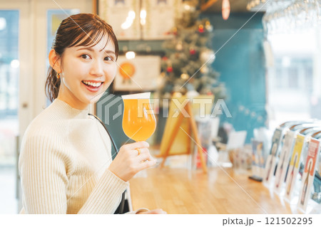 クラフトビールを味わう若い女性 撮影協力・月岡ブルワリー クラフトビールを味わう若い女性 撮影協力・月岡ブルワリー 121502295