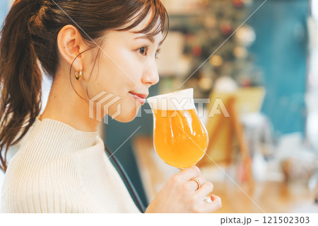 クラフトビールを味わう若い女性　撮影協力・月岡ブルワリー 121502303