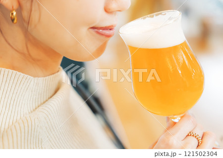 クラフトビールを味わう若い女性 撮影協力・月岡ブルワリー クラフトビールを味わう若い女性 撮影協力・月岡ブルワリー 121502304