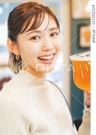 クラフトビールを味わう若い女性　撮影協力・月岡ブルワリー 121502324