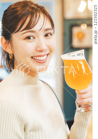 クラフトビールを味わう若い女性 撮影協力・月岡ブルワリー クラフトビールを味わう若い女性 撮影協力・月岡ブルワリー 121502325