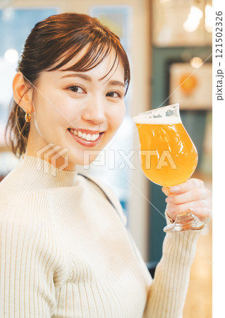 クラフトビールを味わう若い女性 撮影協力・月岡ブルワリー クラフトビールを味わう若い女性 撮影協力・月岡ブルワリー 121502326