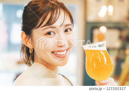 クラフトビールを味わう若い女性 撮影協力・月岡ブルワリー クラフトビールを味わう若い女性 撮影協力・月岡ブルワリー 121502327