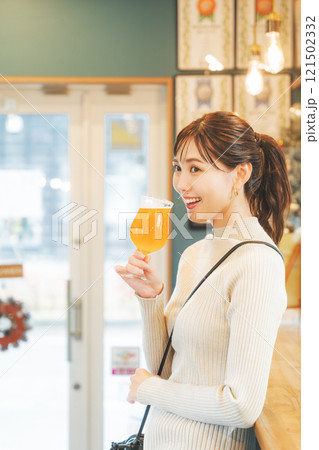 クラフトビールを味わう若い女性 撮影協力・月岡ブルワリー クラフトビールを味わう若い女性 撮影協力・月岡ブルワリー 121502332