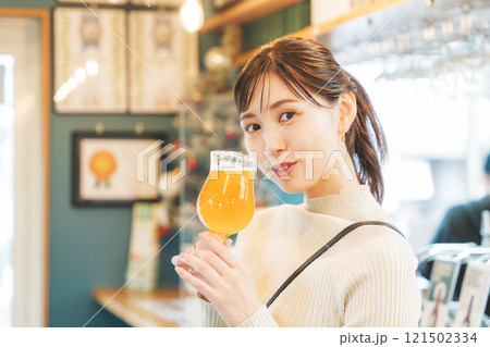 クラフトビールを味わう若い女性 撮影協力・月岡ブルワリー クラフトビールを味わう若い女性 撮影協力・月岡ブルワリー 121502334