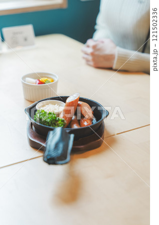 美味しそうなクラフトビールと豪華なおつまみ　撮影協力・月岡ブルワリー 121502336